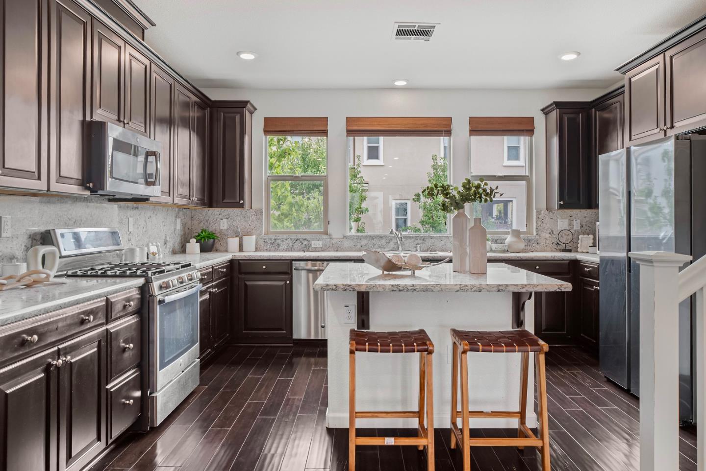 Detail Gallery Image 9 of 46 For 2753 Ferrara Cir, San Jose,  CA 95111 - 3 Beds | 3/1 Baths