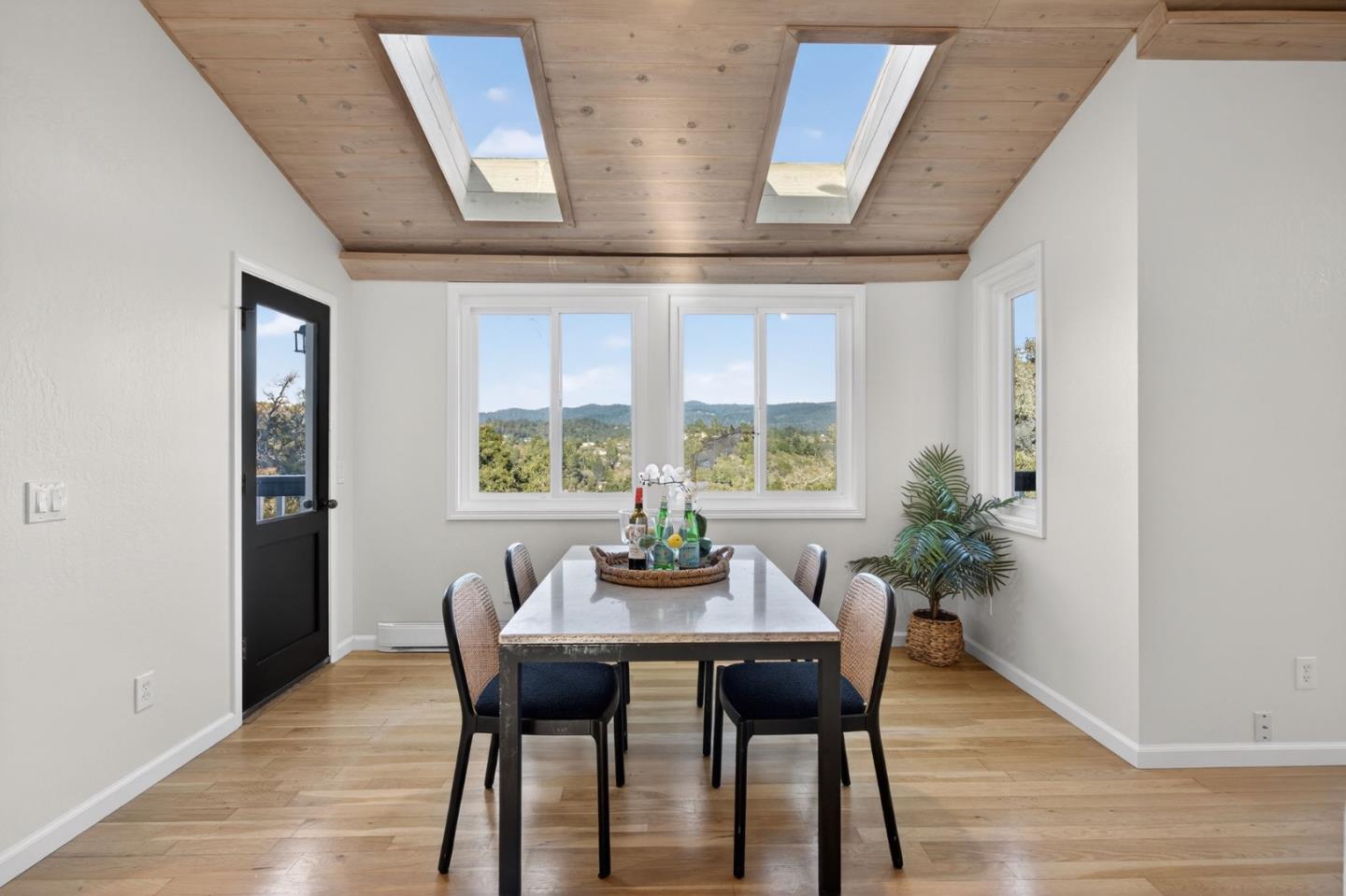 Detail Gallery Image 3 of 19 For 801 Cresta Vista Way, Aptos,  CA 95003 - 3 Beds | 2/1 Baths