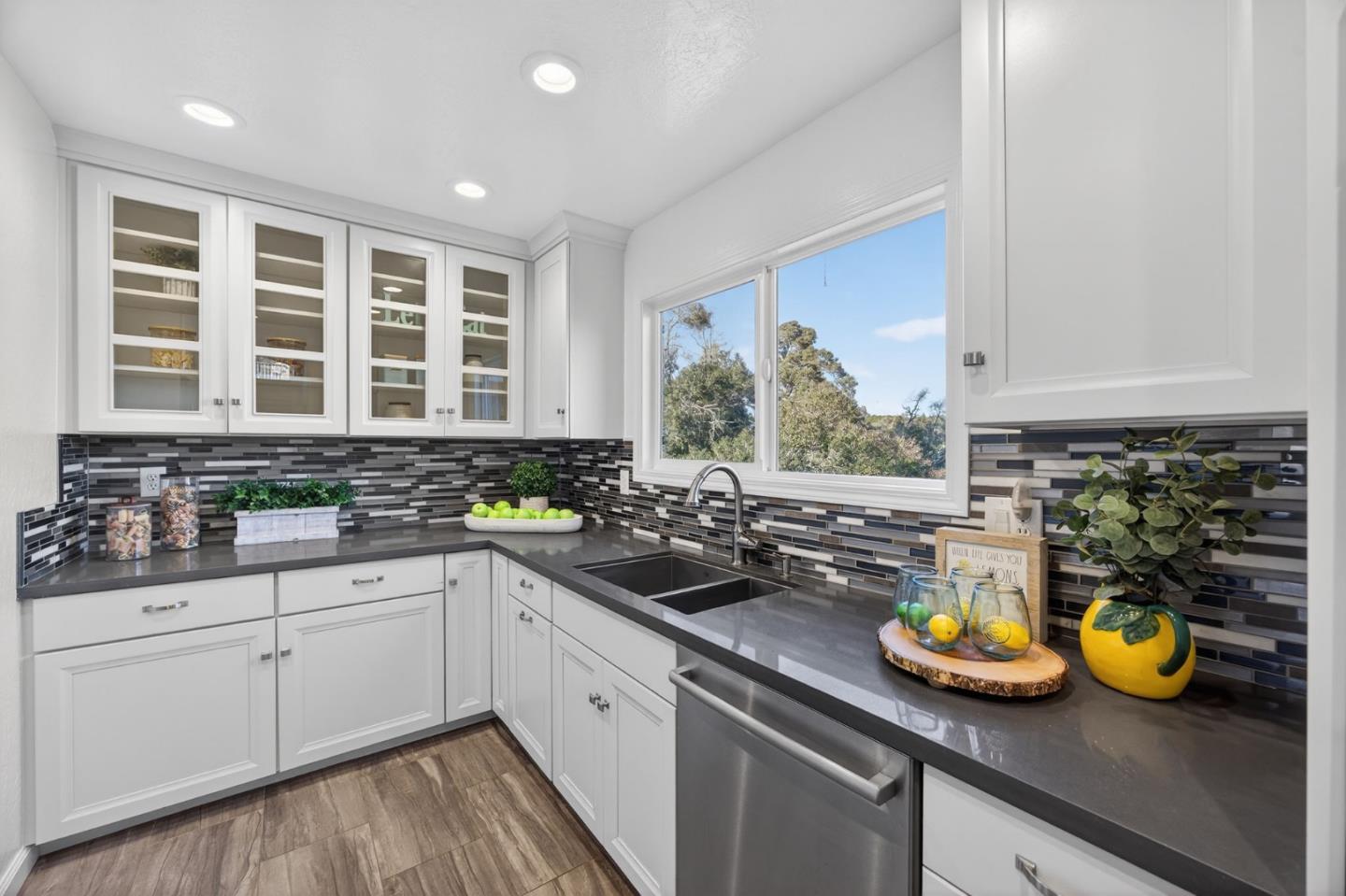 Detail Gallery Image 5 of 19 For 801 Cresta Vista Way, Aptos,  CA 95003 - 3 Beds | 2/1 Baths