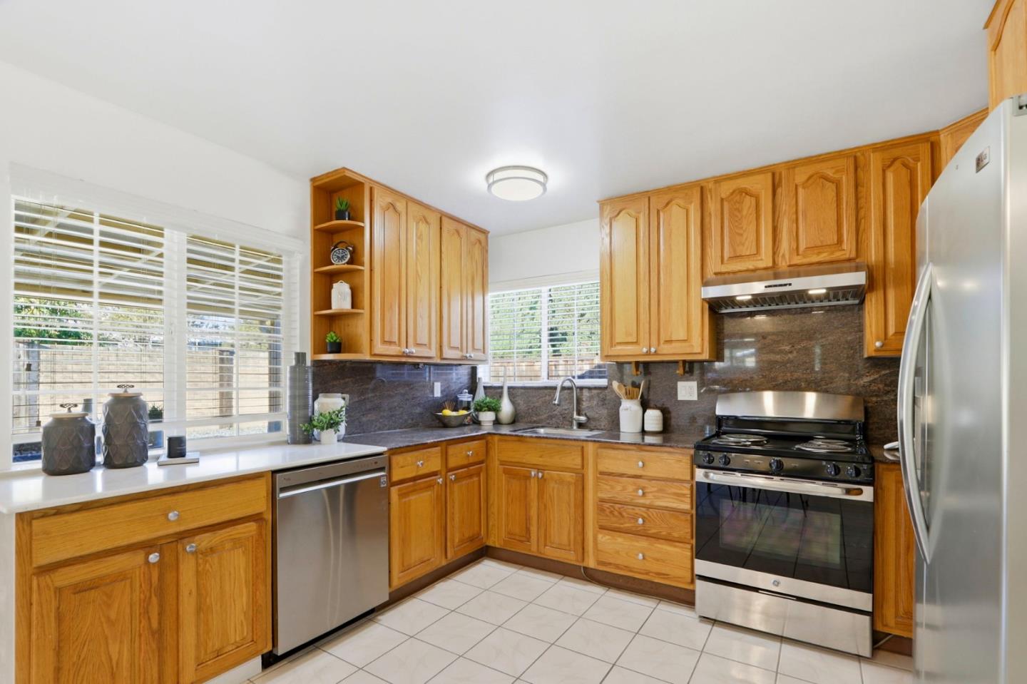 Detail Gallery Image 10 of 39 For 1671 Silvertree Dr, San Jose,  CA 95131 - 4 Beds | 2 Baths