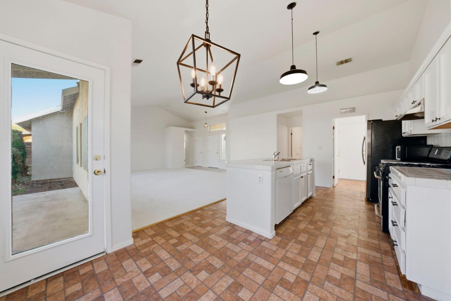 Detail Gallery Image 14 of 44 For 612 Saffron St, Hanford,  CA 93230 - 3 Beds | 2 Baths