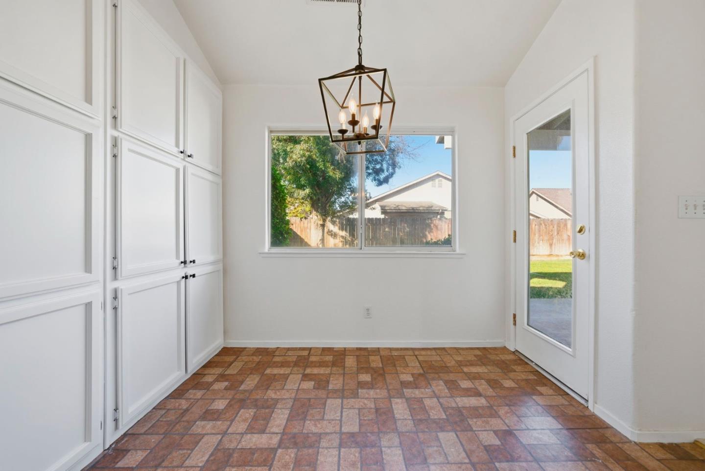 Detail Gallery Image 15 of 44 For 612 Saffron St, Hanford,  CA 93230 - 3 Beds | 2 Baths