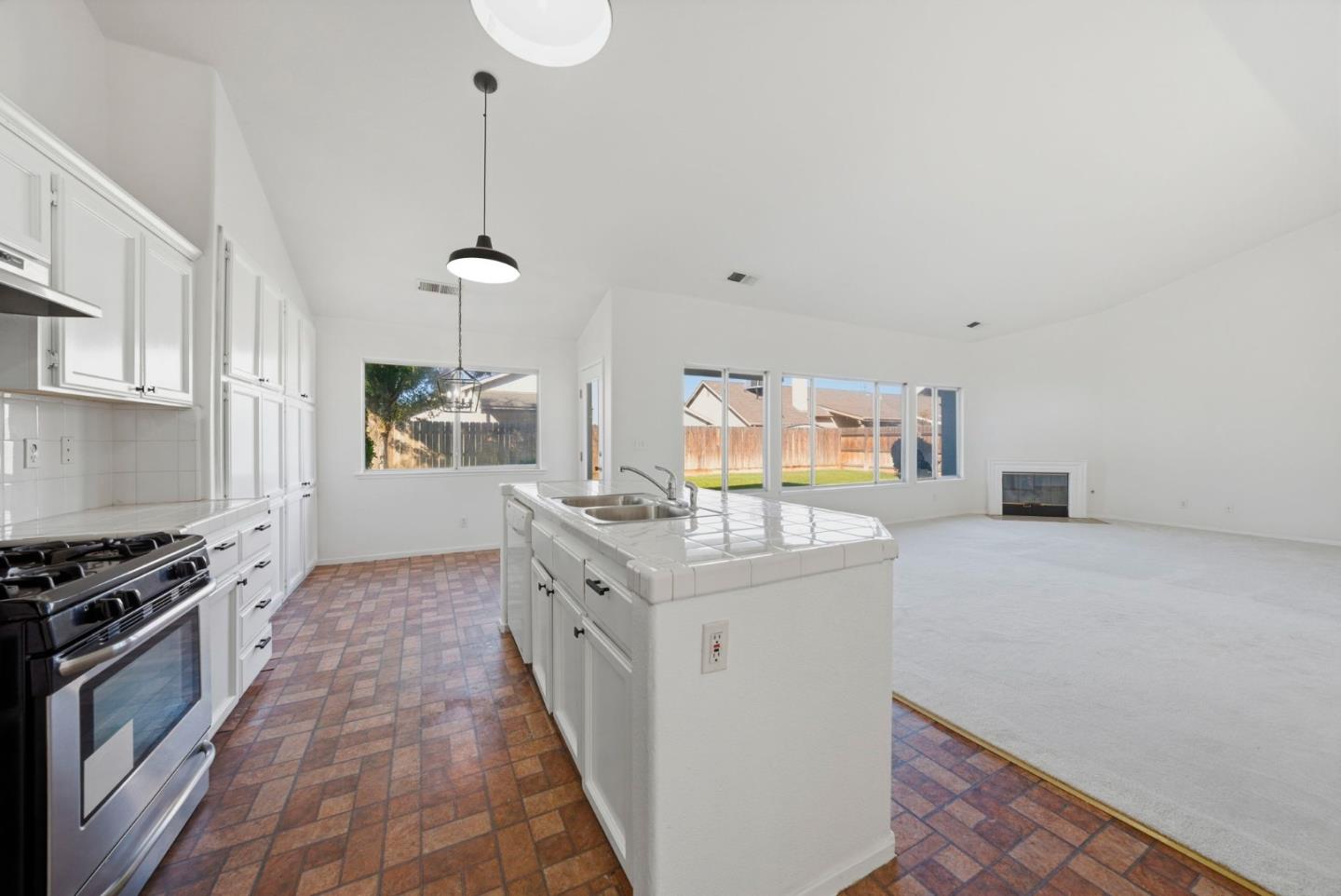 Detail Gallery Image 16 of 44 For 612 Saffron St, Hanford,  CA 93230 - 3 Beds | 2 Baths