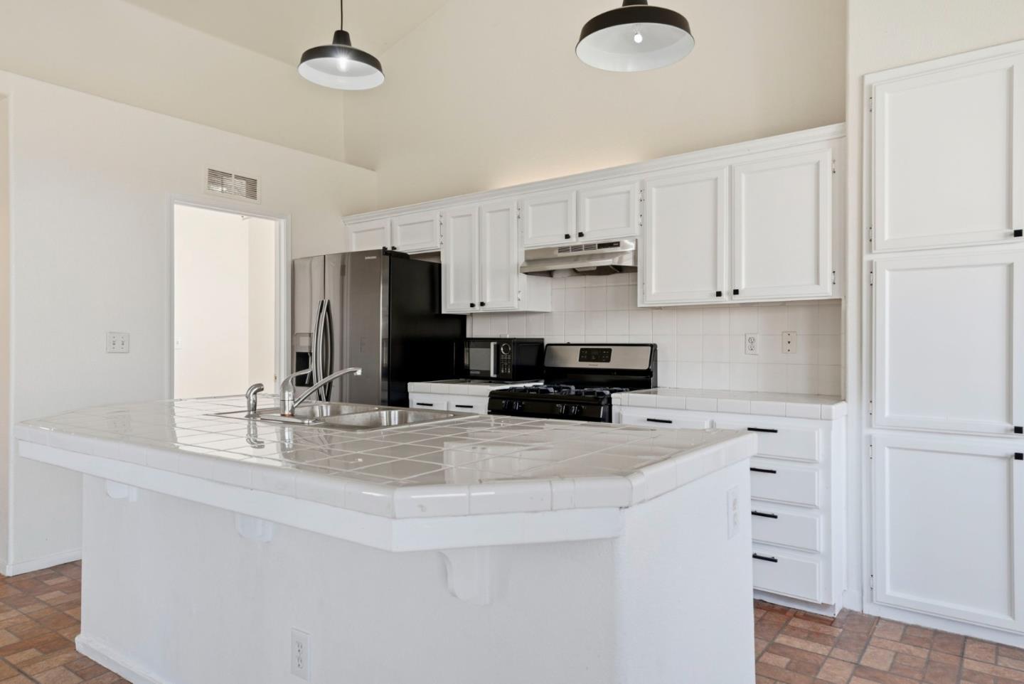 Detail Gallery Image 17 of 44 For 612 Saffron St, Hanford,  CA 93230 - 3 Beds | 2 Baths