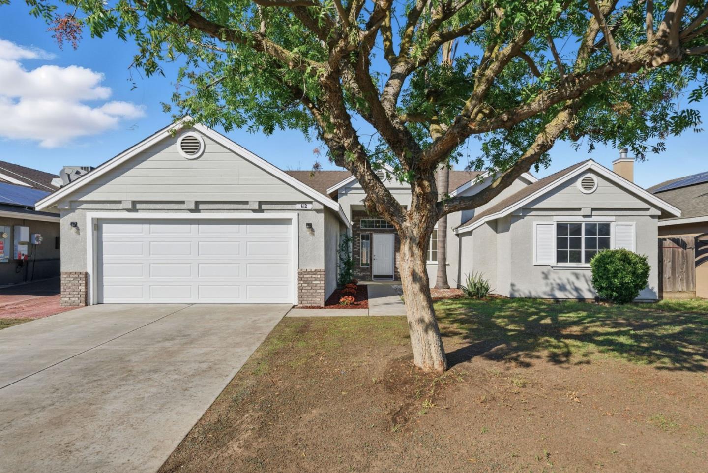 Detail Gallery Image 2 of 44 For 612 Saffron St, Hanford,  CA 93230 - 3 Beds | 2 Baths