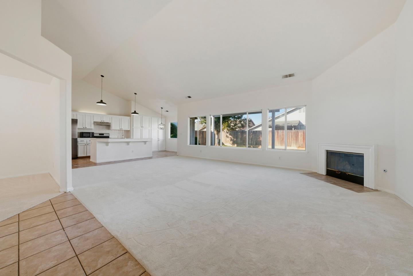 Detail Gallery Image 8 of 44 For 612 Saffron St, Hanford,  CA 93230 - 3 Beds | 2 Baths