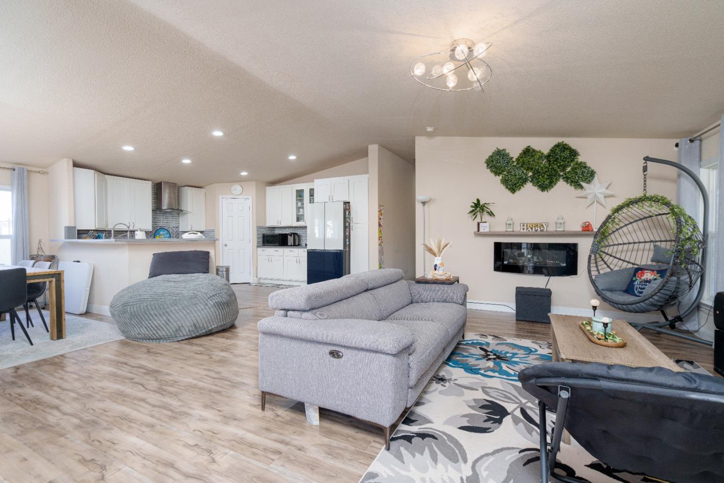 Detail Gallery Image 3 of 16 For 417 Chateau La Salle Dr. #417,  San Jose,  CA 95111 - 3 Beds | 2 Baths