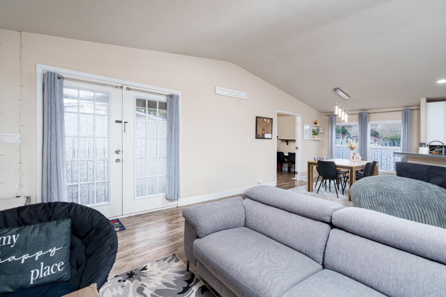 Detail Gallery Image 4 of 16 For 417 Chateau La Salle Dr. #417,  San Jose,  CA 95111 - 3 Beds | 2 Baths