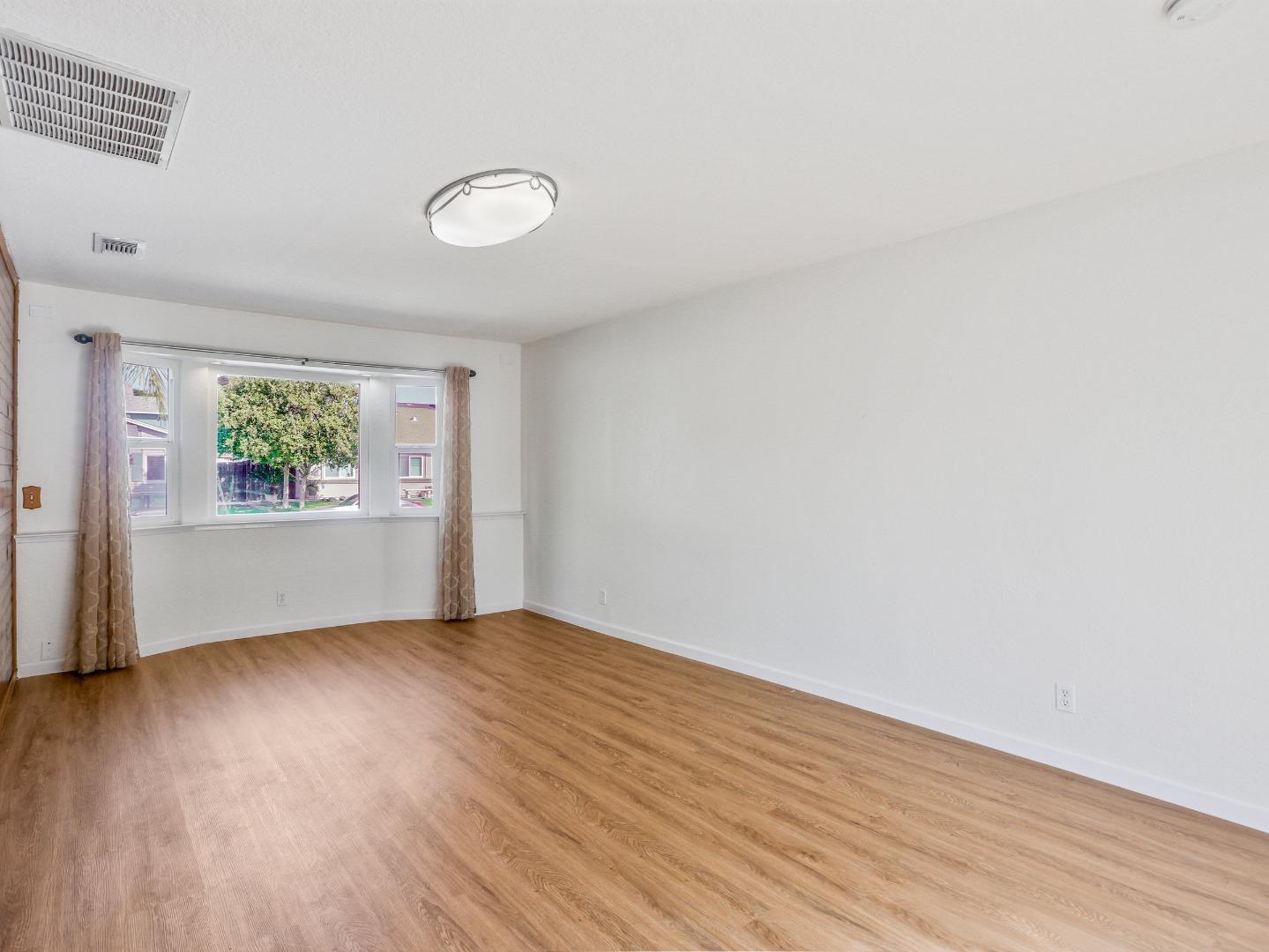 Detail Gallery Image 4 of 33 For 726 Milestone Dr, Lathrop,  CA 95330 - 3 Beds | 2 Baths