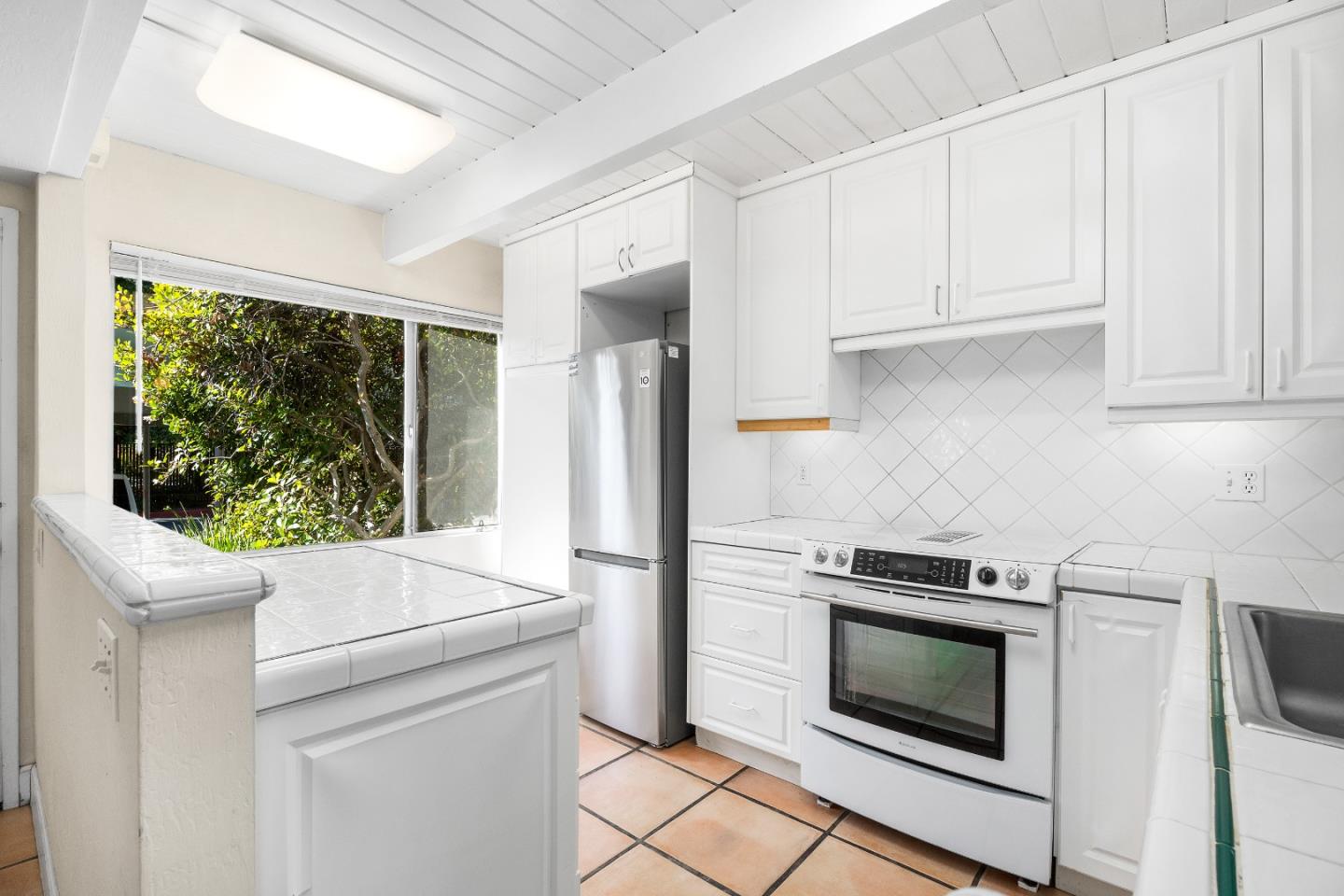 Detail Gallery Image 6 of 28 For 180 Dakota Ave #D,  Santa Cruz,  CA 95060 - 3 Beds | 1/1 Baths