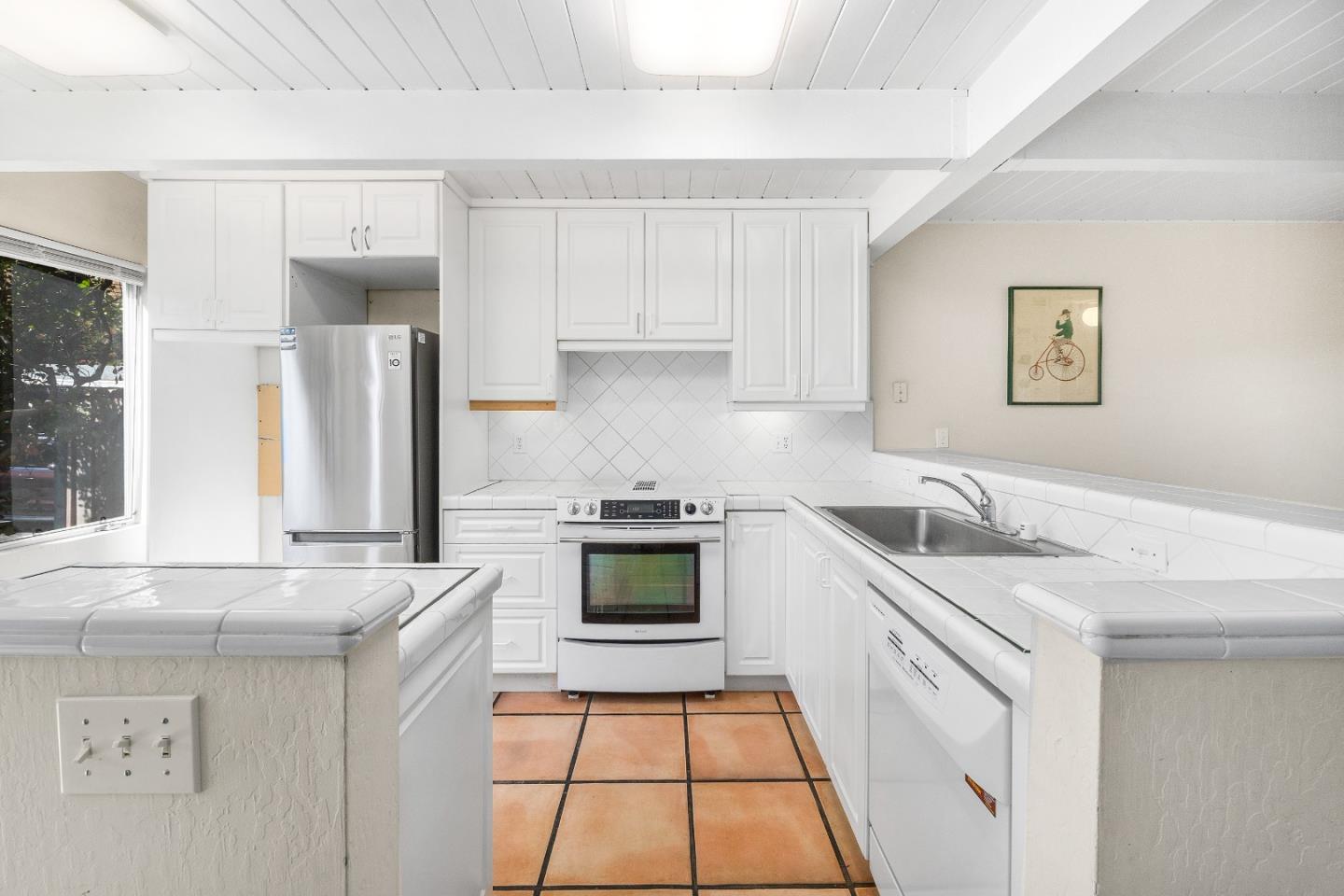 Detail Gallery Image 8 of 28 For 180 Dakota Ave #D,  Santa Cruz,  CA 95060 - 3 Beds | 1/1 Baths