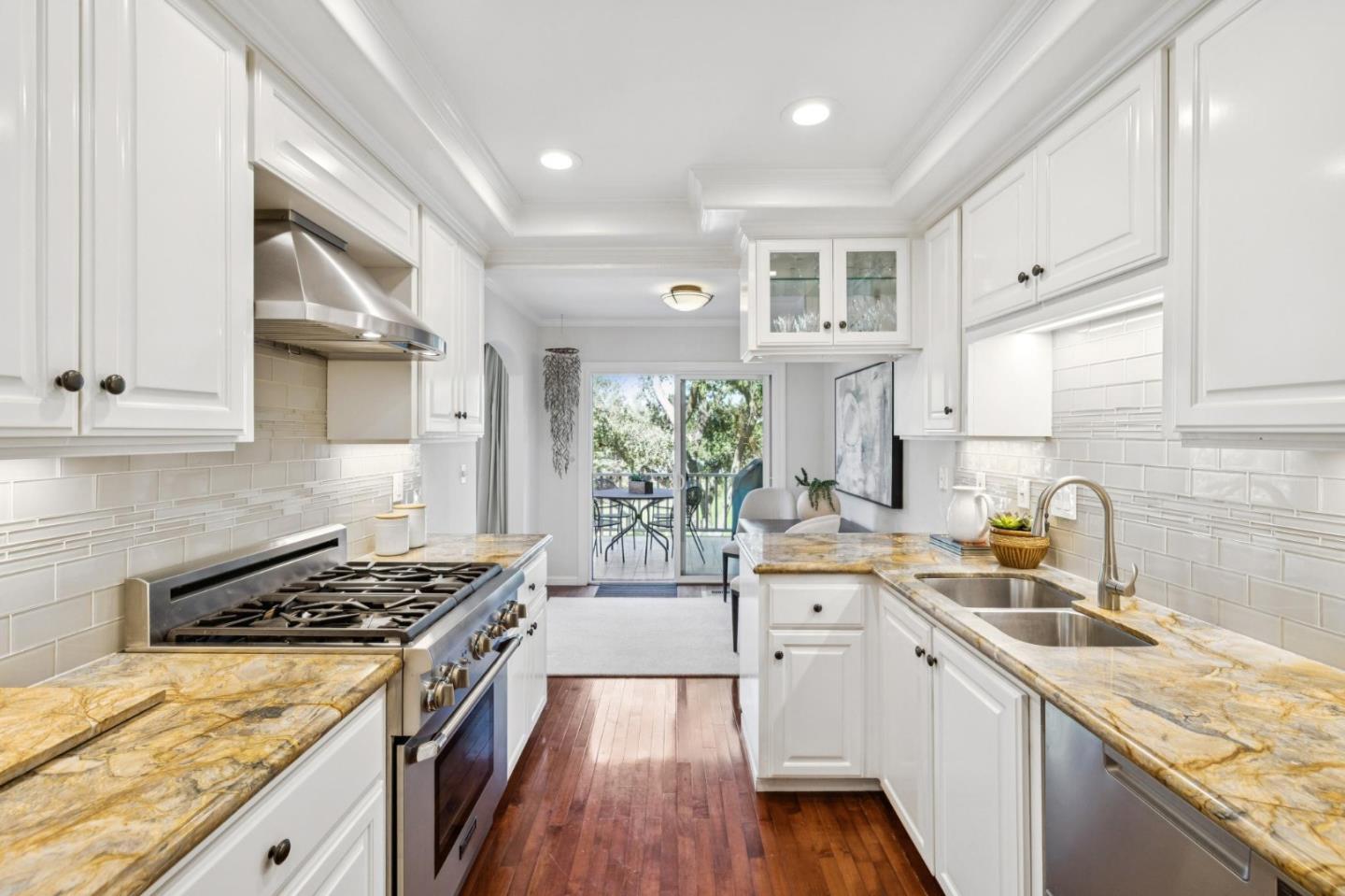 Detail Gallery Image 8 of 21 For 402 Sand Hill Cir, Menlo Park,  CA 94025 - 3 Beds | 2/1 Baths