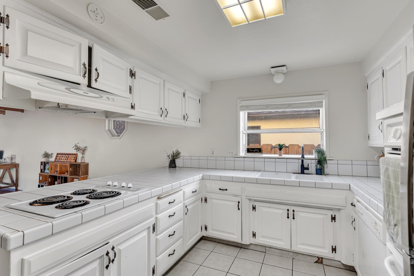 Detail Gallery Image 5 of 46 For 1062 Madison Ave, Los Banos,  CA 93635 - 4 Beds | 2 Baths