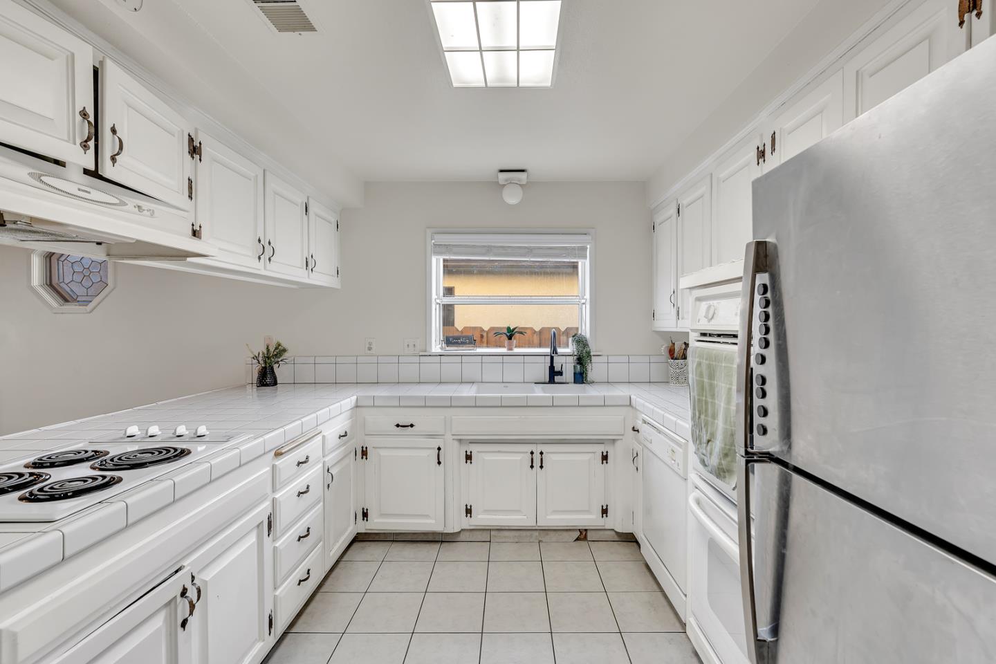 Detail Gallery Image 8 of 46 For 1062 Madison Ave, Los Banos,  CA 93635 - 4 Beds | 2 Baths