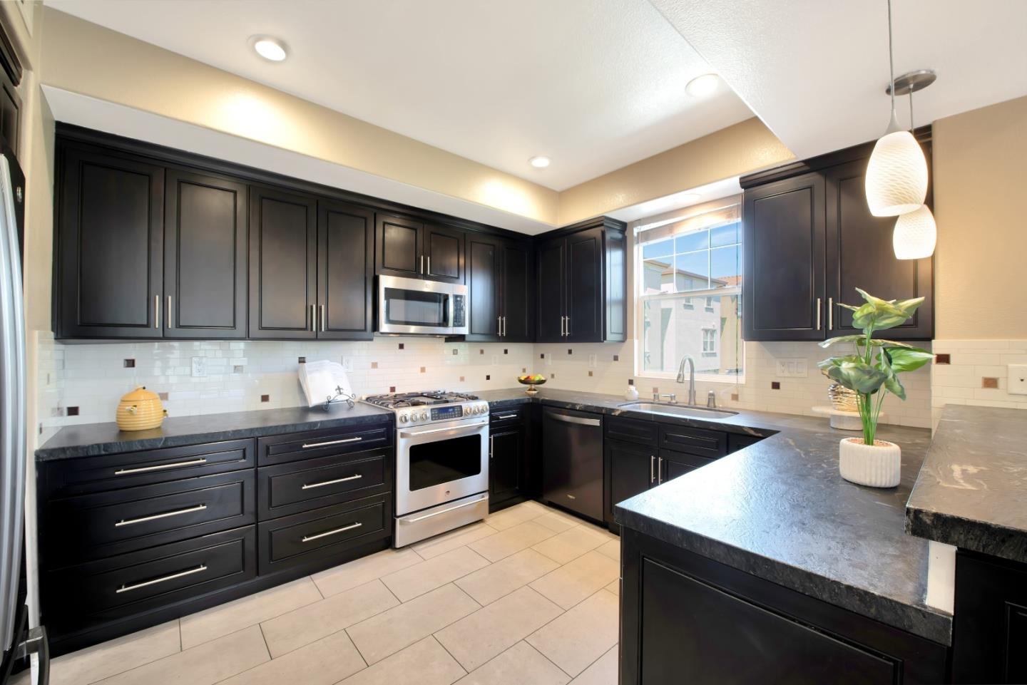 Detail Gallery Image 6 of 31 For 347 Bella Ridge Ter, San Jose,  CA 95125 - 4 Beds | 4 Baths