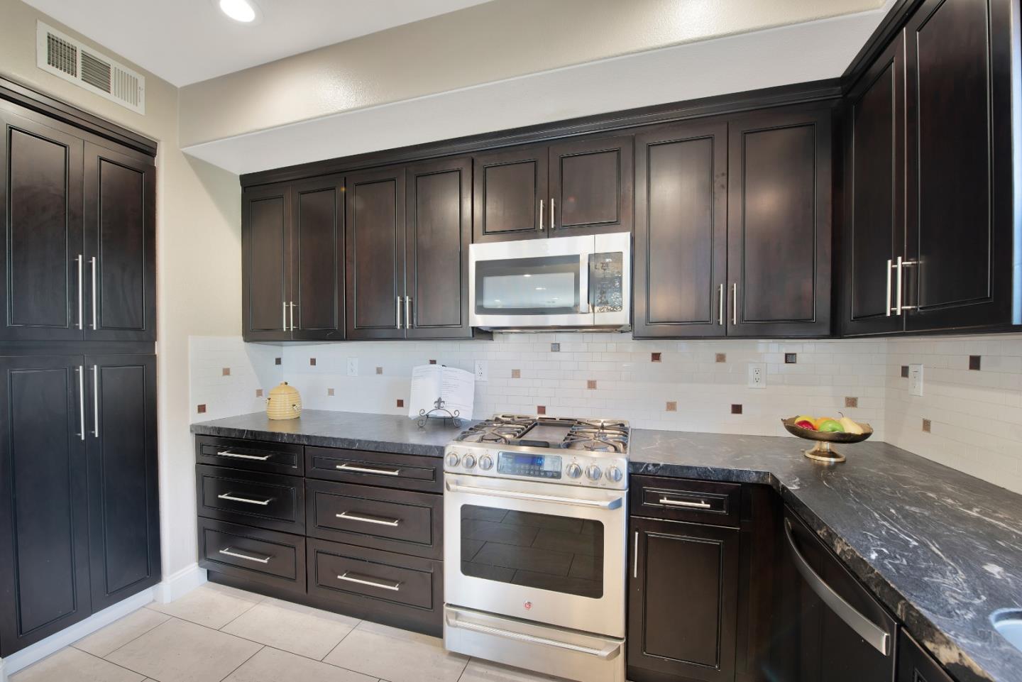 Detail Gallery Image 9 of 31 For 347 Bella Ridge Ter, San Jose,  CA 95125 - 4 Beds | 4 Baths