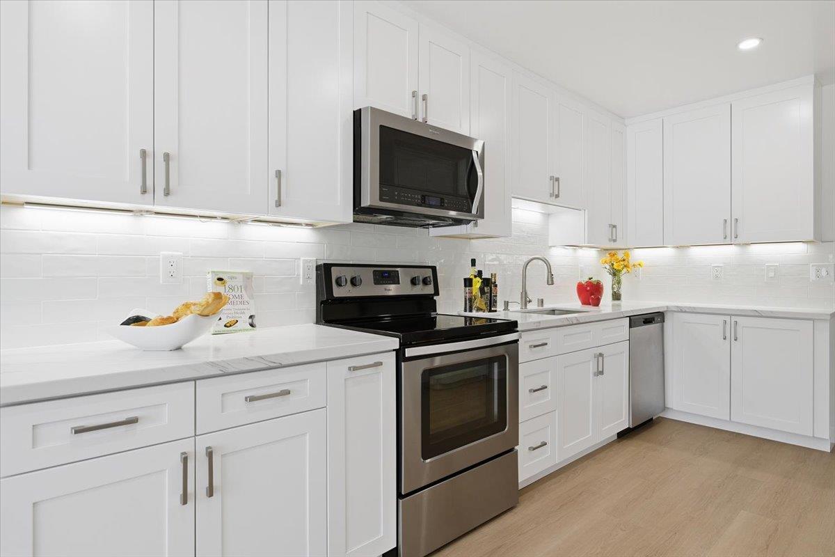 Detail Gallery Image 11 of 29 For 1007 Bryant Way #B,  Sunnyvale,  CA 94087 - 3 Beds | 2/1 Baths