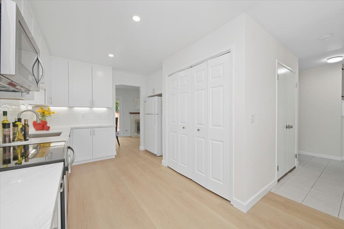 Detail Gallery Image 12 of 29 For 1007 Bryant Way #B,  Sunnyvale,  CA 94087 - 3 Beds | 2/1 Baths