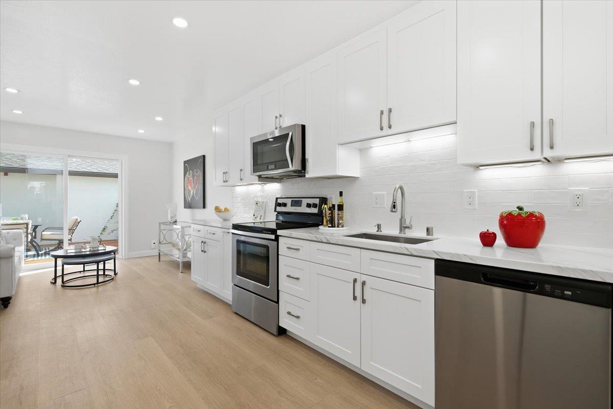 Detail Gallery Image 13 of 29 For 1007 Bryant Way #B,  Sunnyvale,  CA 94087 - 3 Beds | 2/1 Baths