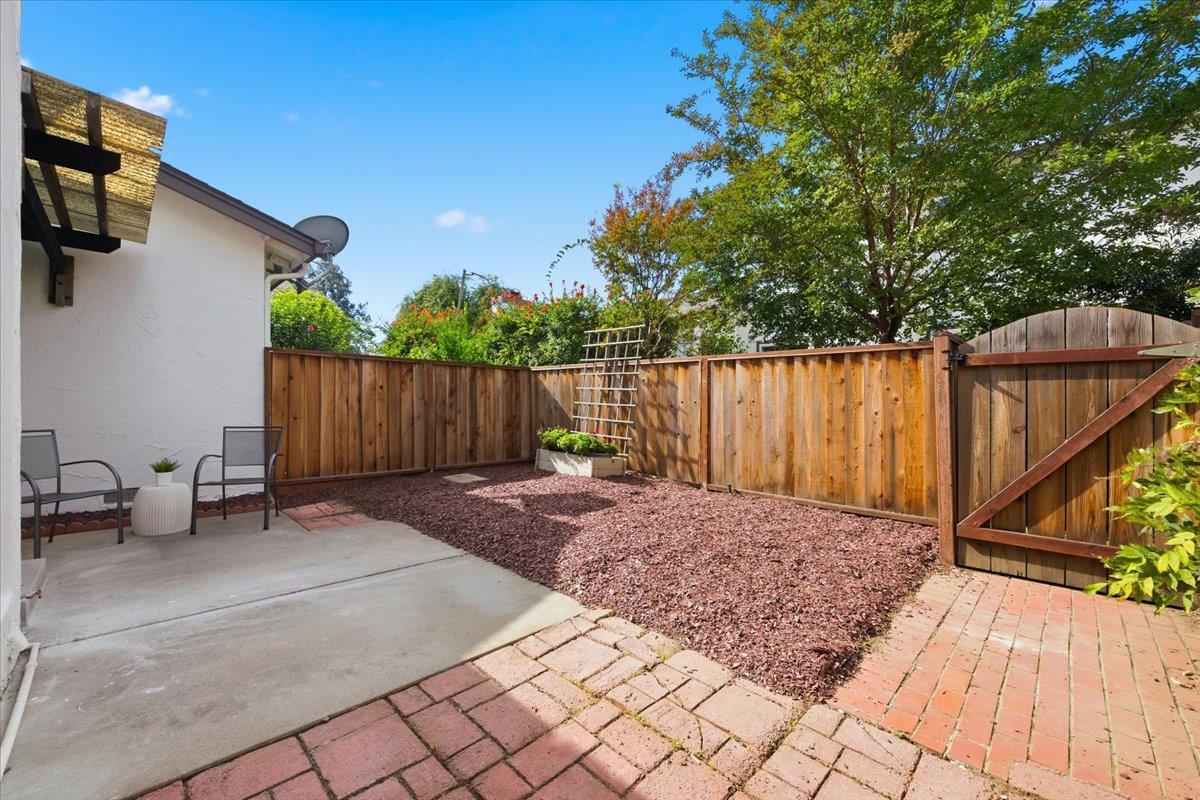 Detail Gallery Image 25 of 29 For 1007 Bryant Way #B,  Sunnyvale,  CA 94087 - 3 Beds | 2/1 Baths