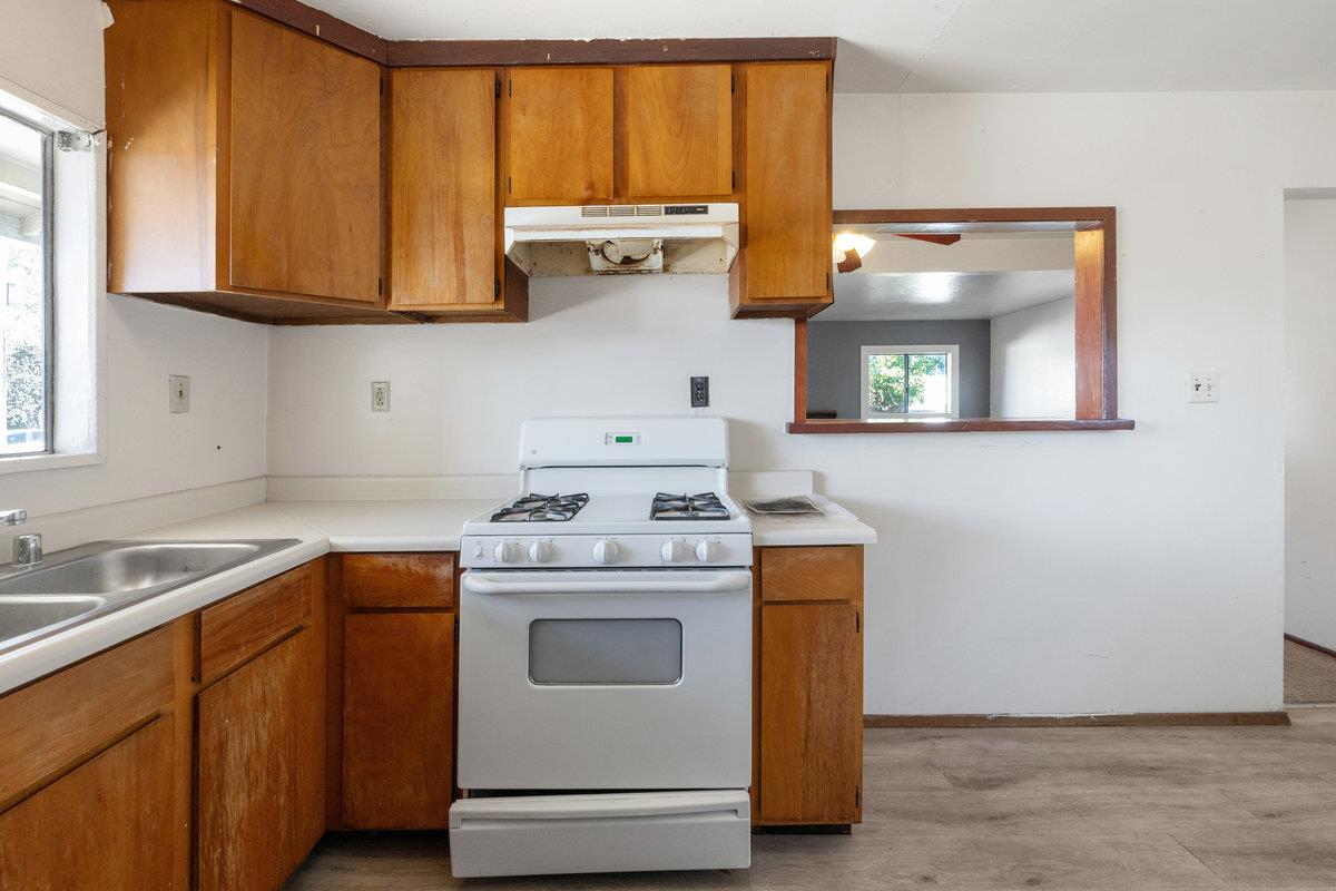 Detail Gallery Image 8 of 17 For 2210 Menalto Ave, East Palo Alto,  CA 94303 - 2 Beds | 1 Baths