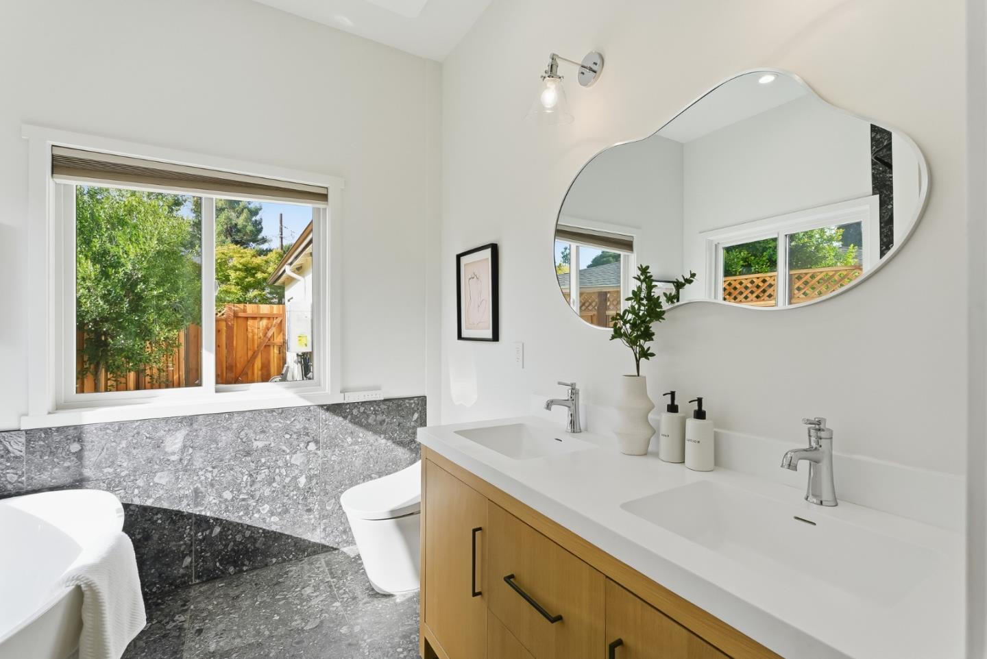 Detail Gallery Image 28 of 47 For 194 Oak Ct, Menlo Park,  CA 94025 - 3 Beds | 2 Baths