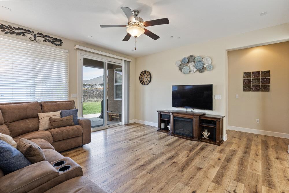 Detail Gallery Image 9 of 30 For 1618 Lily Ct, Hollister,  CA 95023 - 4 Beds | 2/1 Baths