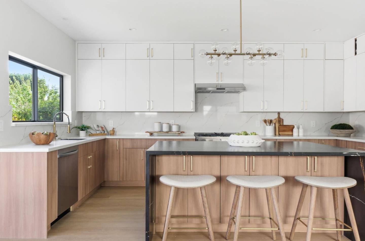 Detail Gallery Image 19 of 49 For 55 Orchard Ave, Redwood City,  CA 94061 - 5 Beds | 4/1 Baths