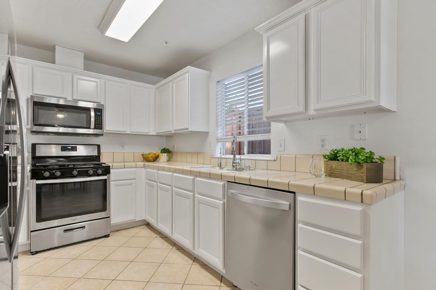 Detail Gallery Image 10 of 37 For 2320 Amber, Santa Cruz,  CA 95062 - 3 Beds | 2 Baths