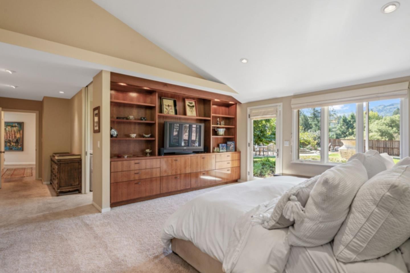 Detail Gallery Image 14 of 32 For 135 Meadowood Dr, Portola Valley,  CA 94028 - 3 Beds | 3 Baths