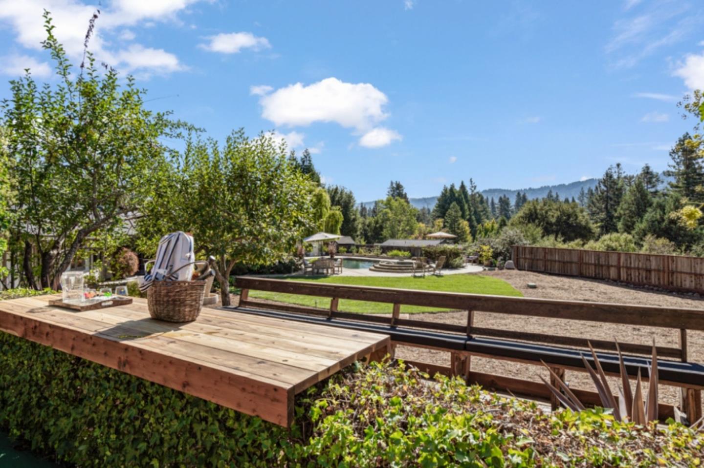 Detail Gallery Image 29 of 32 For 135 Meadowood Dr, Portola Valley,  CA 94028 - 3 Beds | 3 Baths