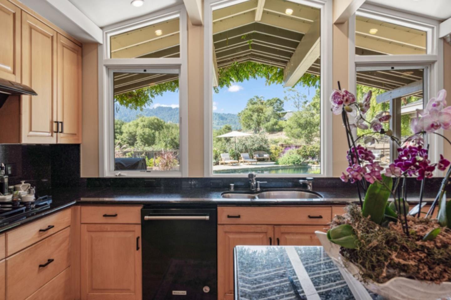 Detail Gallery Image 9 of 32 For 135 Meadowood Dr, Portola Valley,  CA 94028 - 3 Beds | 3 Baths