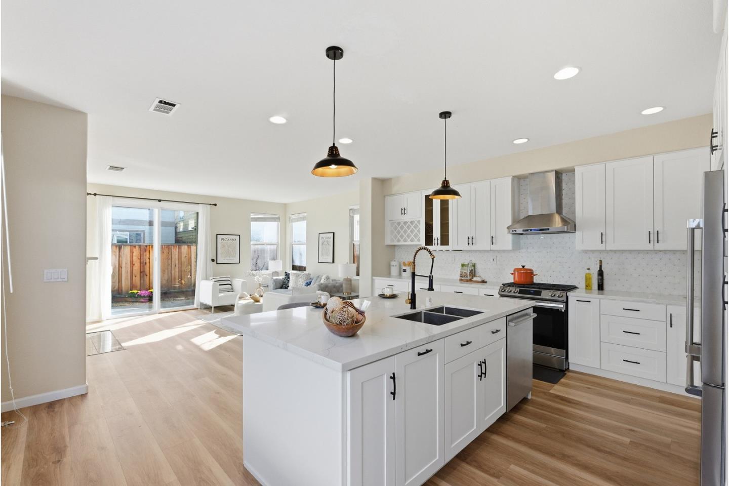 Detail Gallery Image 15 of 49 For 956 Mouton Cir, East Palo Alto,  CA 94303 - 4 Beds | 2/1 Baths