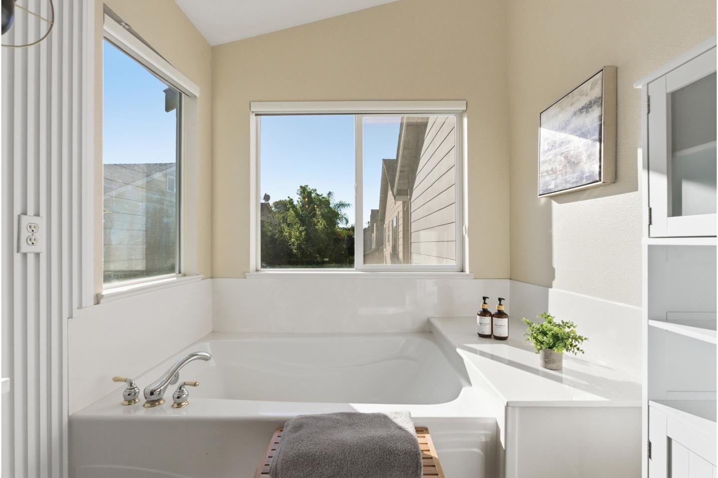 Detail Gallery Image 22 of 49 For 956 Mouton Cir, East Palo Alto,  CA 94303 - 4 Beds | 2/1 Baths