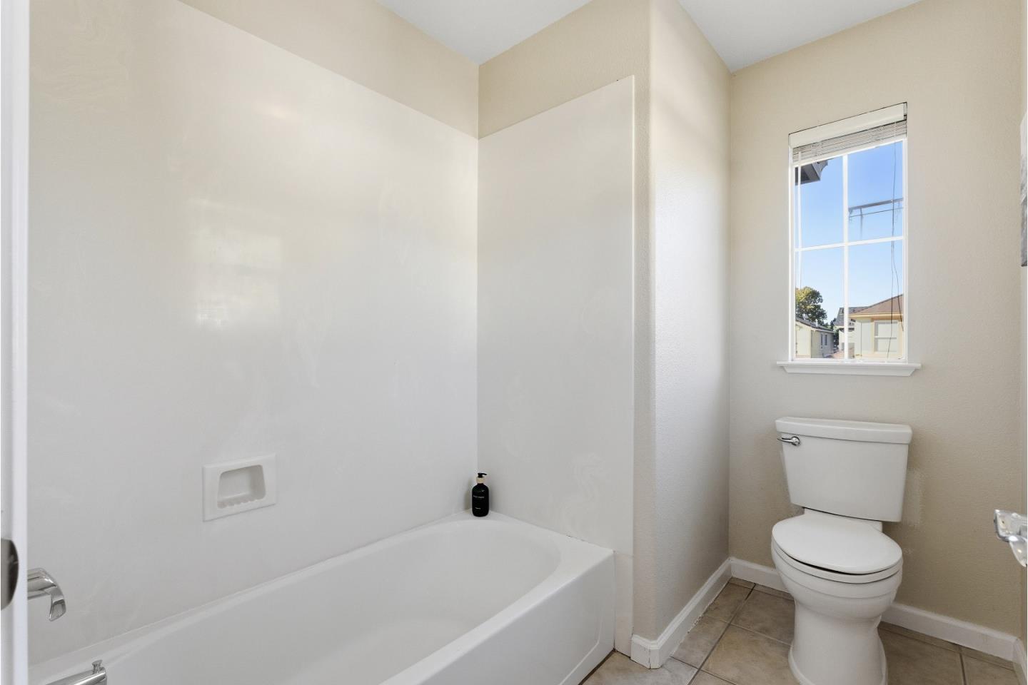 Detail Gallery Image 28 of 49 For 956 Mouton Cir, East Palo Alto,  CA 94303 - 4 Beds | 2/1 Baths