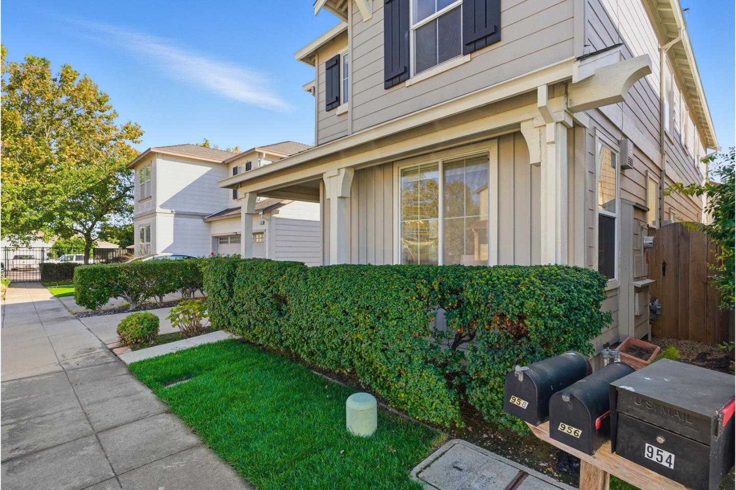 Detail Gallery Image 6 of 49 For 956 Mouton Cir, East Palo Alto,  CA 94303 - 4 Beds | 2/1 Baths