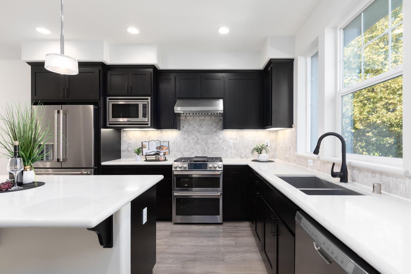 Detail Gallery Image 4 of 40 For 733 E Evelyn Ave, Sunnyvale,  CA 94086 - 3 Beds | 3/1 Baths