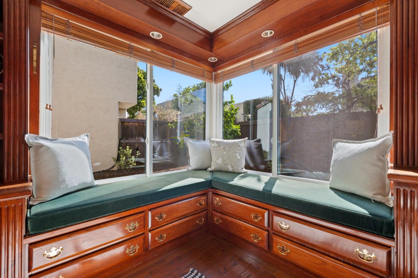 Detail Gallery Image 11 of 45 For 29 Barcelona Cir, Redwood City,  CA 94065 - 4 Beds | 2/1 Baths