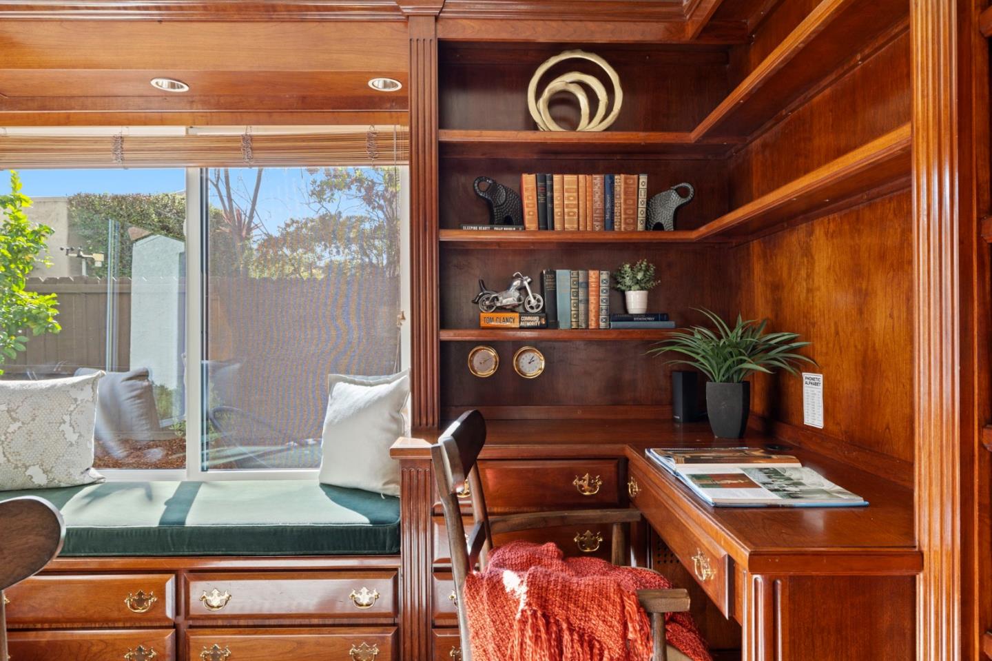 Detail Gallery Image 12 of 45 For 29 Barcelona Cir, Redwood City,  CA 94065 - 4 Beds | 2/1 Baths