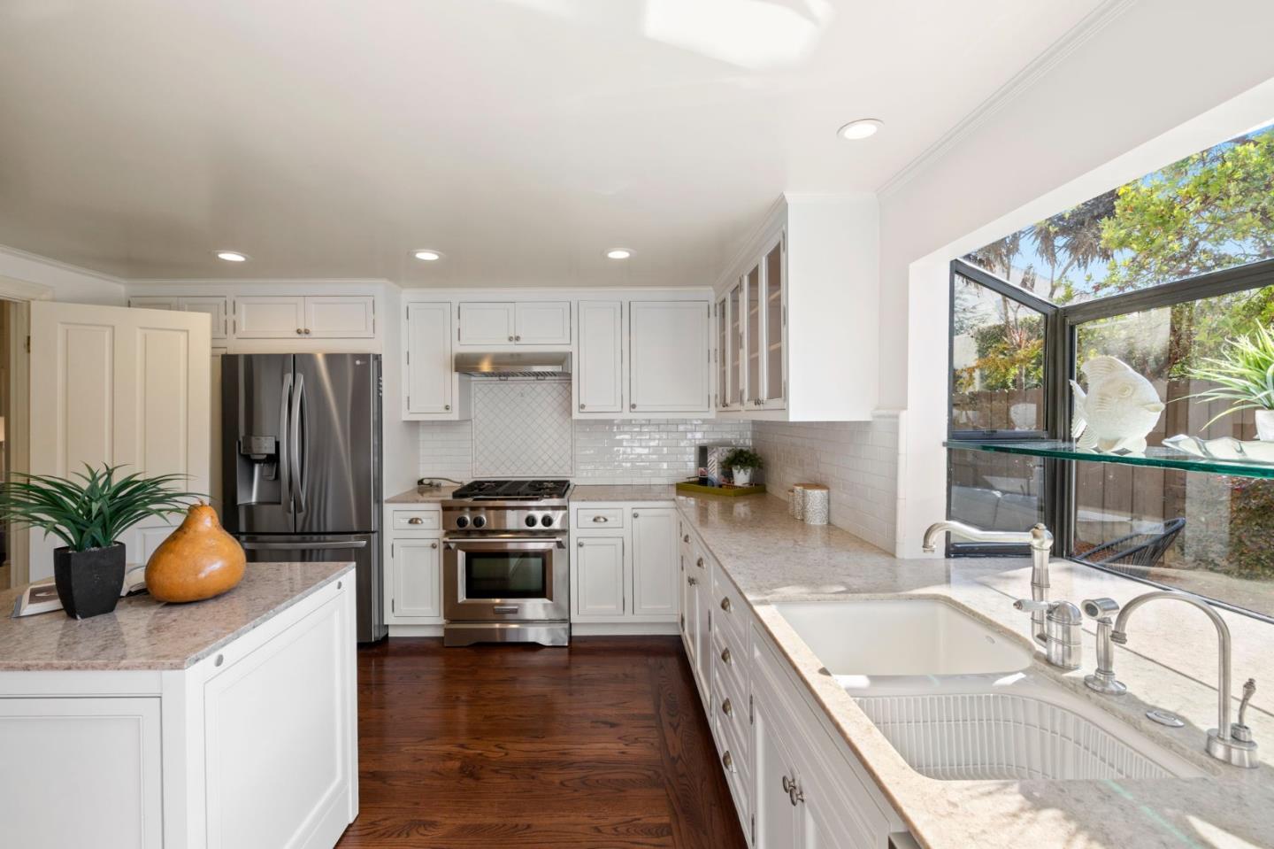 Detail Gallery Image 17 of 45 For 29 Barcelona Cir, Redwood City,  CA 94065 - 4 Beds | 2/1 Baths