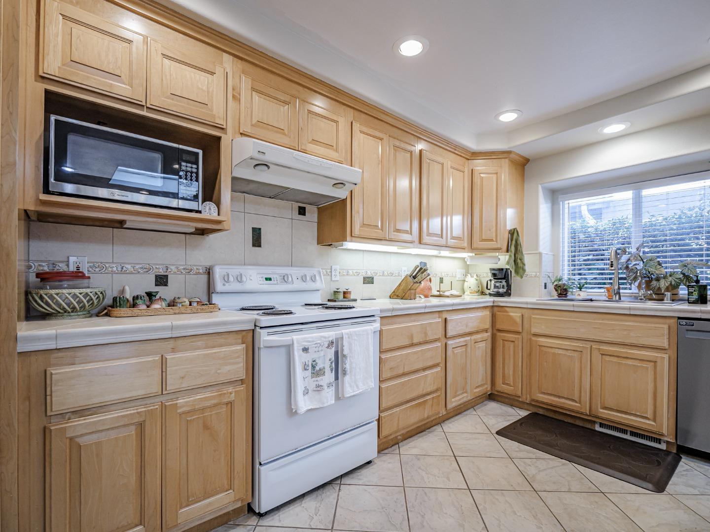 Detail Gallery Image 13 of 53 For 531 Humes Ave, Aptos,  CA 95003 - 3 Beds | 2 Baths