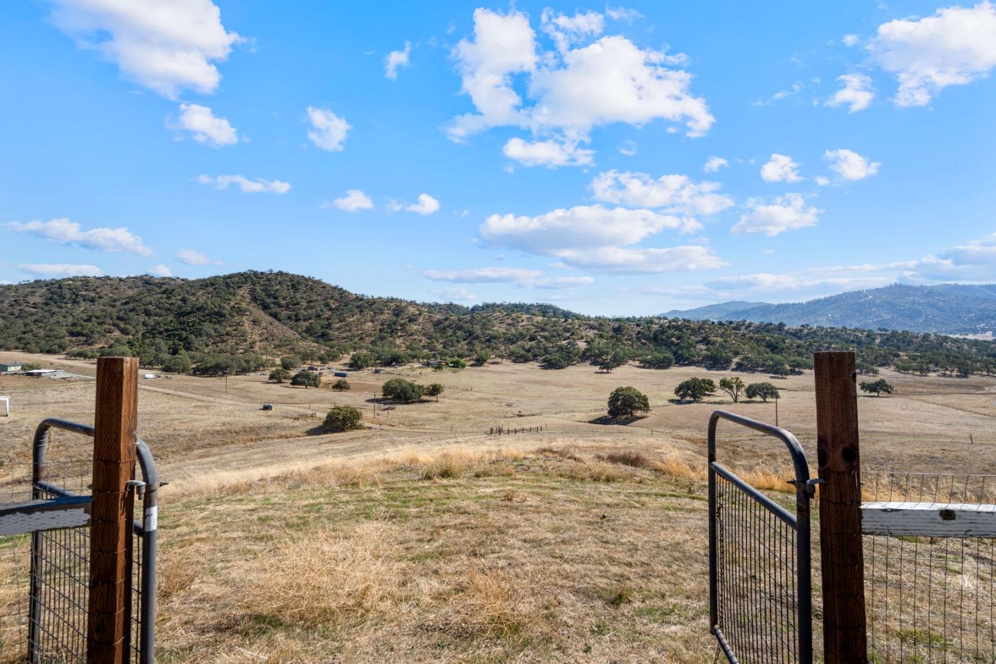 Detail Gallery Image 10 of 97 For 20101 Panoche Rd, Paicines,  CA 95043 - 2 Beds | 2 Baths