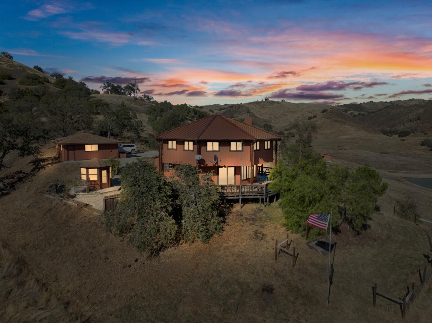 Detail Gallery Image 3 of 97 For 20101 Panoche Rd, Paicines,  CA 95043 - 2 Beds | 2 Baths