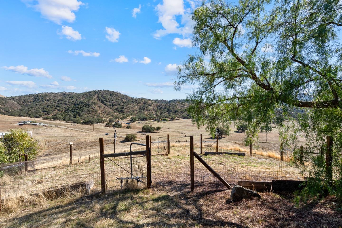 Detail Gallery Image 8 of 97 For 20101 Panoche Rd, Paicines,  CA 95043 - 2 Beds | 2 Baths
