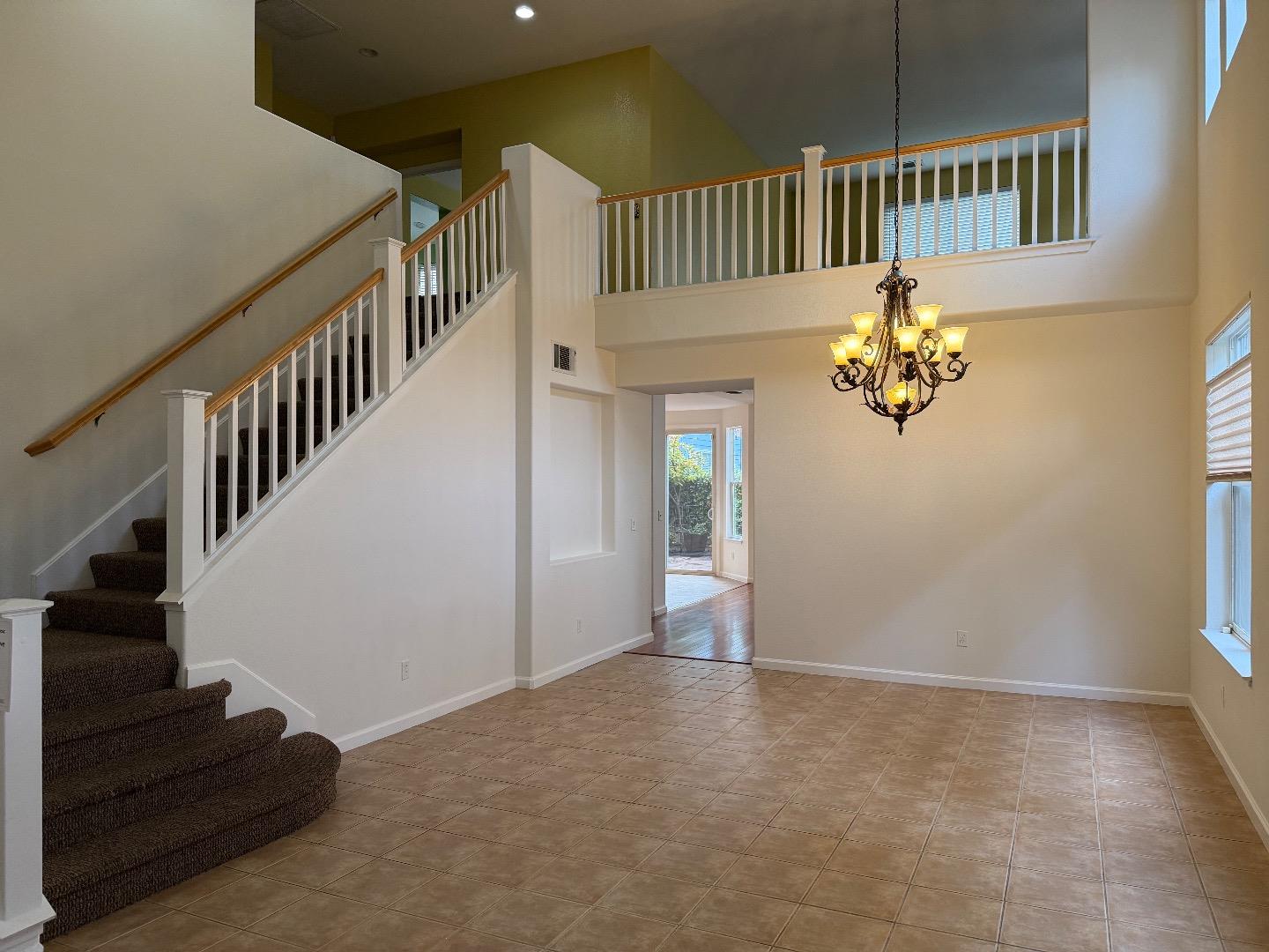 Detail Gallery Image 4 of 24 For 504 Westwind Ln, Redwood City,  CA 94065 - 5 Beds | 3 Baths