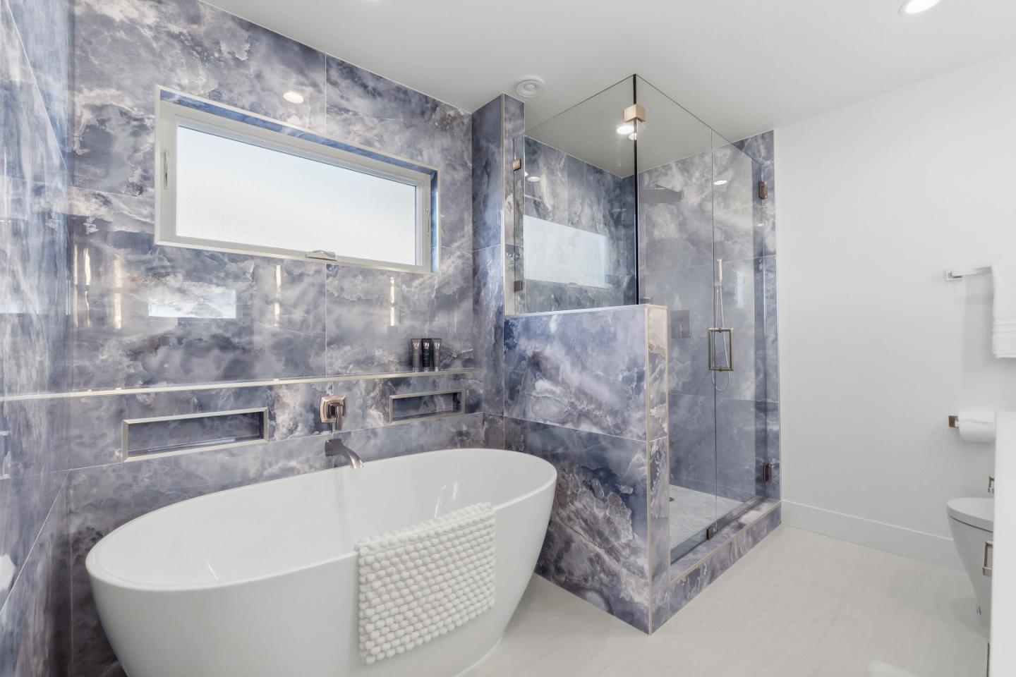 Detail Gallery Image 16 of 34 For 3806 Naughton, Belmont,  CA 94002 - 5 Beds | 4 Baths