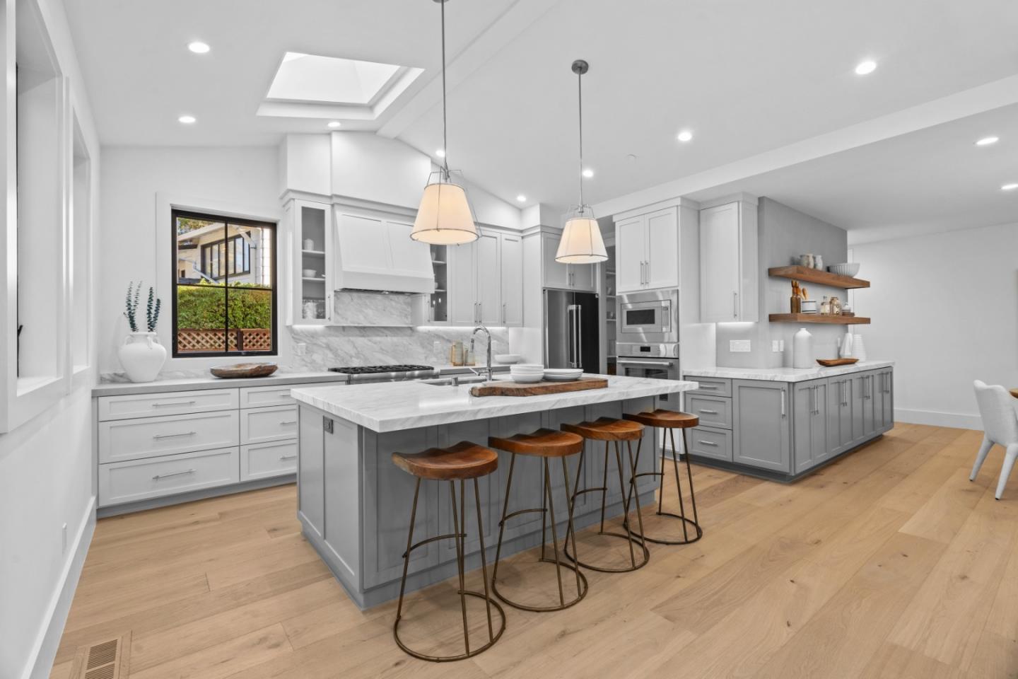 Detail Gallery Image 13 of 36 For 56 Melrose Pl, Redwood City,  CA 94062 - 5 Beds | 4/1 Baths