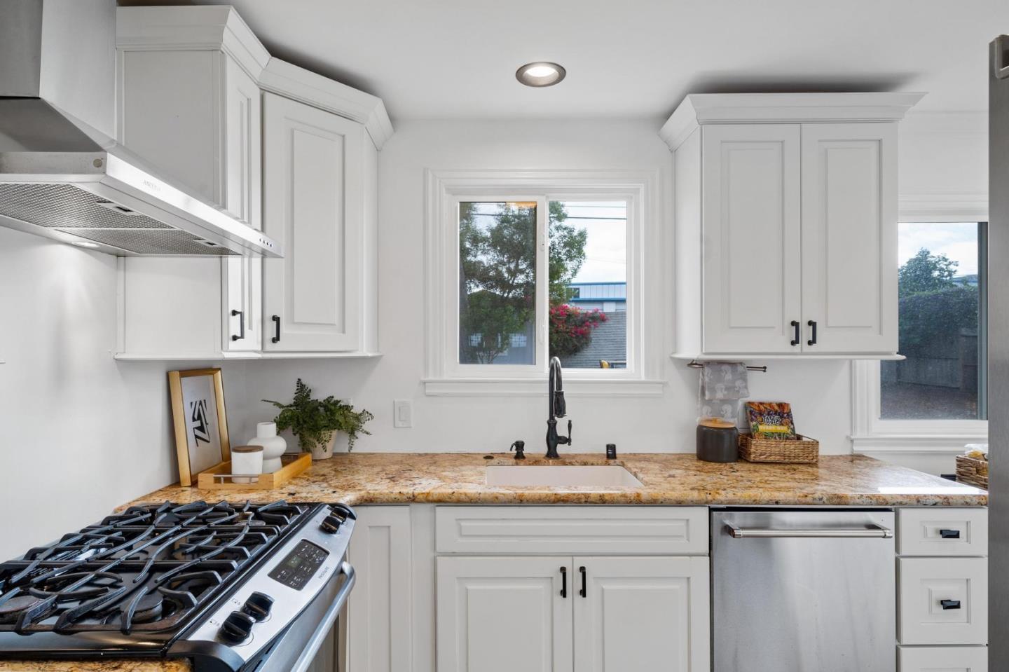 Detail Gallery Image 17 of 48 For 2069 Shoreview Ave, San Mateo,  CA 94401 - 2 Beds | 1 Baths