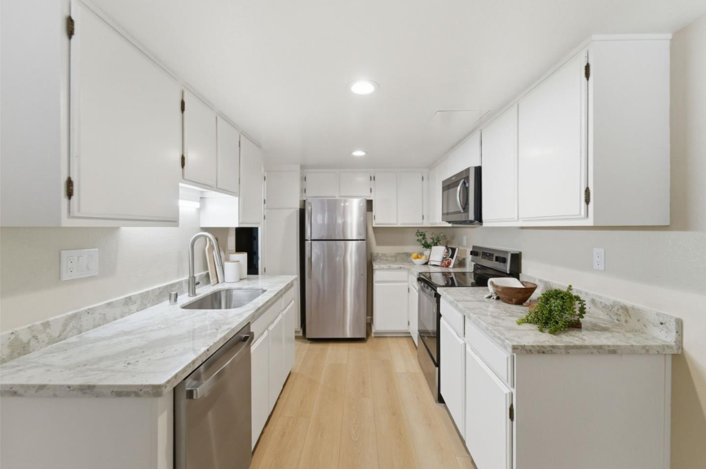 Detail Gallery Image 5 of 22 For 2971 Salem Dr, Santa Clara,  CA 95051 - 3 Beds | 2/1 Baths