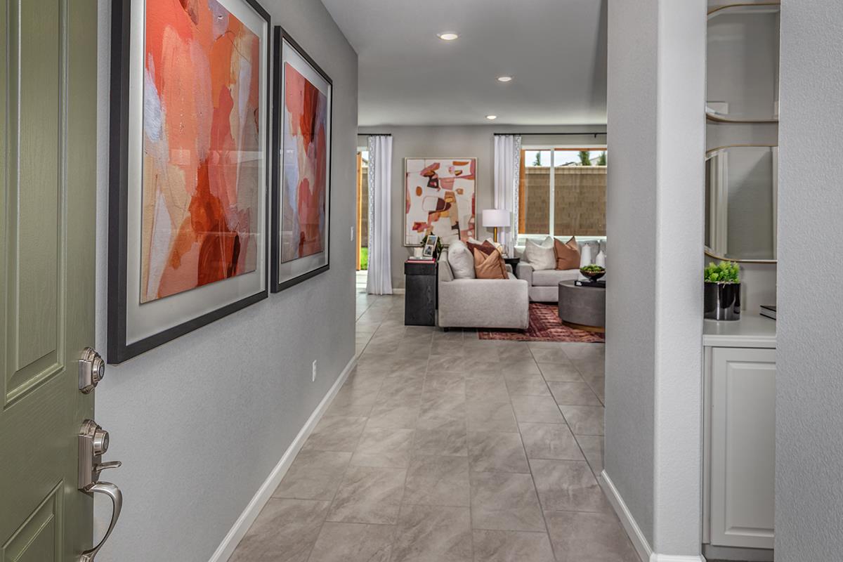 Detail Gallery Image 2 of 12 For 1910 Peony St, Hollister,  CA 95023 - 5 Beds | 3 Baths